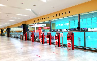 Havaalanı terminali koridoru, self-servis bilet makineleri. Kuala Lumpur, Malezya - 07.18.2020