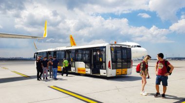 Uçaktan havaalanı terminaline yolcu taşımak için bir nakliye otobüsü. Türkiye / İstanbul - 21.07.2020
