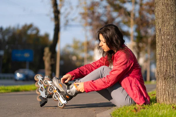 Lazer Ativo Uma Menina Esportiva Está Patinando Parque Outono — Fotografia de Stock