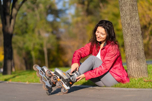 Ocio Activo Una Chica Deportiva Está Patinando Parque Otoño —  Fotos de Stock