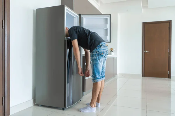 Par Une Chaude Journée Gars Refroidit Tête Dans Réfrigérateur Climatiseur — Photo