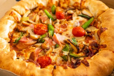 Tek kişilik pizza. Kutuda mini pizza. Yemek teslimatı.