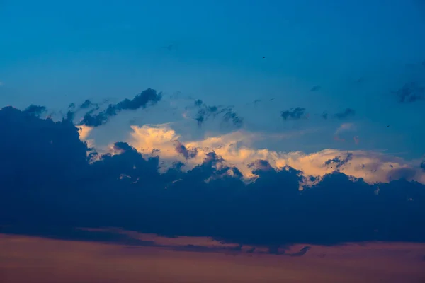 Těžké Zatažené Nebe Při Západu Slunce Krajina Krásné Přírody — Stock fotografie