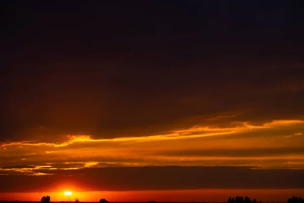 Těžké Zatažené Nebe Při Západu Slunce Oranžová Čára Světla Mezi — Stock fotografie