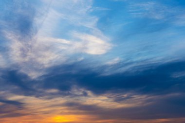Gökyüzünde yanan bir günbatımının renkleri.