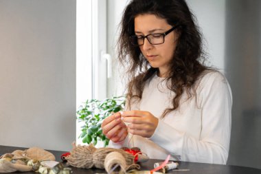 El işi büyüleyici bir hobidir. Oyuncak bebekleri boş vakitlerinde diker..