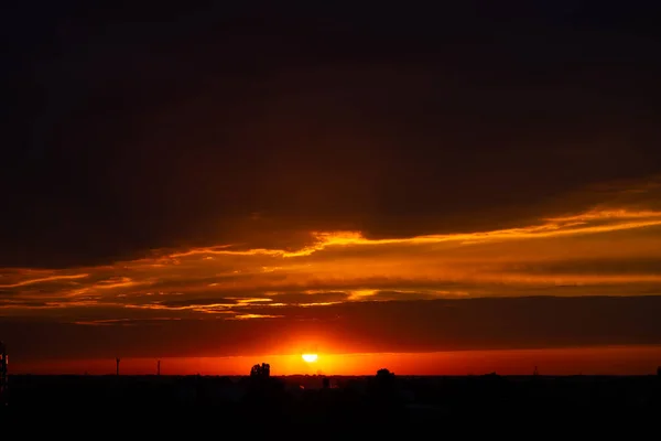 Těžké Zatažené Nebe Při Západu Slunce Oranžová Čára Světla Mezi — Stock fotografie