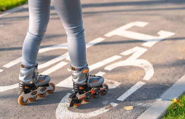 Lazer Ativo Uma Menina Esportiva Está Patinando Parque Outono — Fotografia de Stock