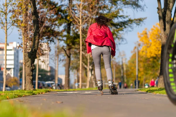 Actieve Vrije Tijd Een Sportief Meisje Rolschaatst Een Herfstpark — Stockfoto