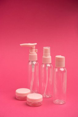 Seyahatte şampuan, krem ve kozmetik ürünleri taşımak için plastik kaplar..