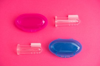 Küçük diş fırçası parmak ucu. Hijyenik seyahat. Yakın çekim..