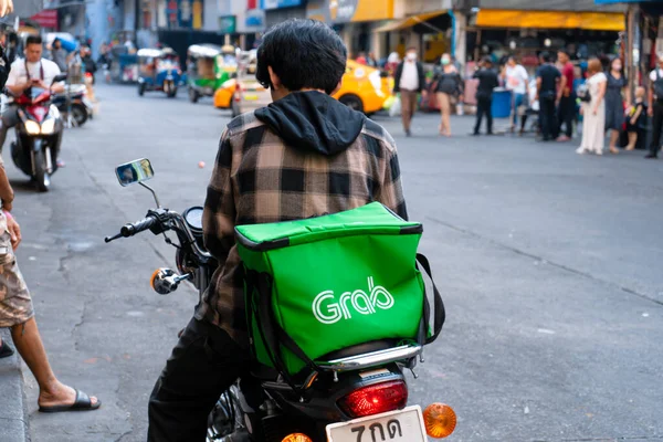 骑自行车送食物的人泰国受欢迎的食品递送服务 马来西亚吉隆坡 2020 — 图库照片