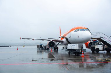 Havaalanındaki bir yolcu uçağı uçmaya hazırlanıyor. Krakow, Polonya - 05.15.2019