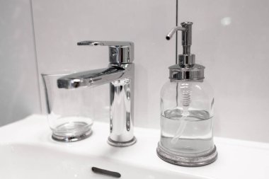 Lavabonun üstünde bir şişe sıvı sabun..