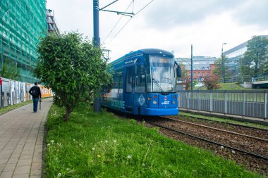 Avrupa şehirlerinin modern şehir ulaşımı. Alt kat tramvayı. Krakow, Polonya - 05.15.2019.
