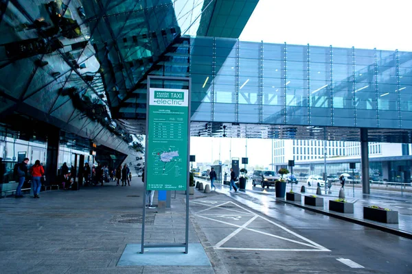 Bannière Annonçant Taxi Terminal Aéroport Cracovie Pologne 2019 — Photo