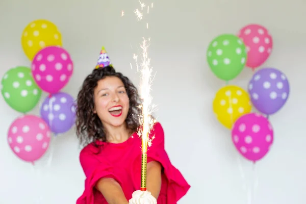 Gefeliciteerd Met Verjaardag Sexy Brunette Meisje Poseren Met Ballonnen Vuurwerk — Stockfoto