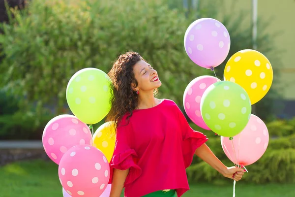 Giovane Ragazza Bruna Gioiosa Luminosa Con Palloncini Colorati Stile Vita — Foto Stock