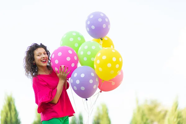 Joven Chica Morena Alegre Brillante Con Globos Colores Estilo Vida — Foto de Stock