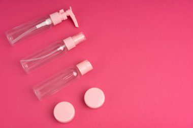 Seyahatte şampuan, krem ve kozmetik ürünleri taşımak için plastik kaplar..