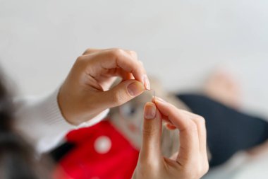 El işi büyüleyici bir hobidir. Oyuncak bebekleri boş vakitlerinde diker..