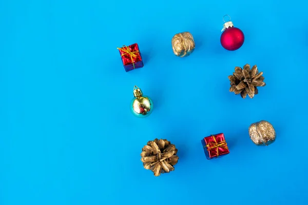 クリスマスの構図 贈り物 松のコーン 青い背景のクリスマスツリーの装飾 クリスマス 新年のコンセプト フラットレイアウト トップビュー コピースペース — ストック写真