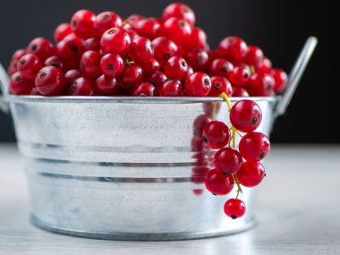 Kırmızı üzümlerle dolu metal bir leğen..