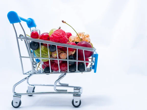 Mini Carrinho Supermercado Cheio Bagas Vitaminas Frescas Isoladas Fundo Branco — Fotografia de Stock