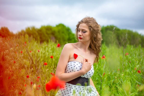 Ein Junges Langhaariges Mädchen Genießt Einem Heißen Sommertag Die Farben — Stockfoto