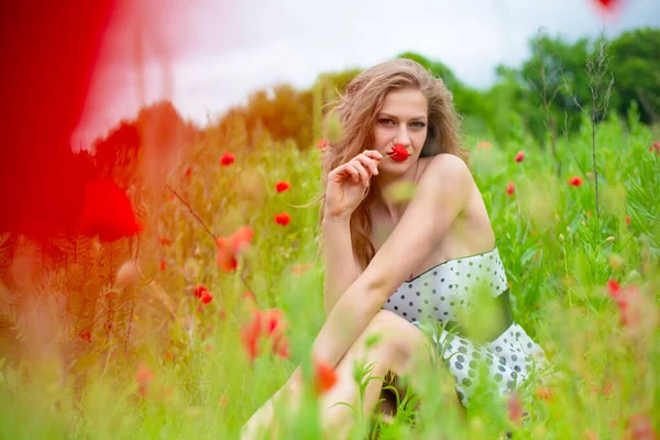 Mladá Dlouhosrstá Dívka Užívá Barvy Přírody Kvetoucím Makovém Poli Horkého — Stock fotografie