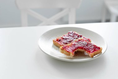 Masada reçelli tost var. İşe geç kaldım, kahvaltı yapacak vaktim olmadı..