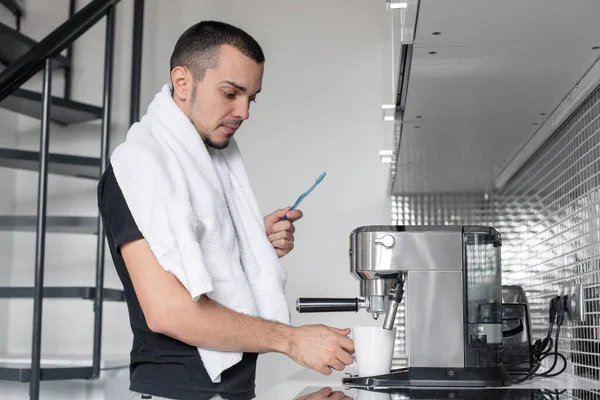 Jeune Homme Travailler Demain Matin Brosse Les Dents Près Une — Photo