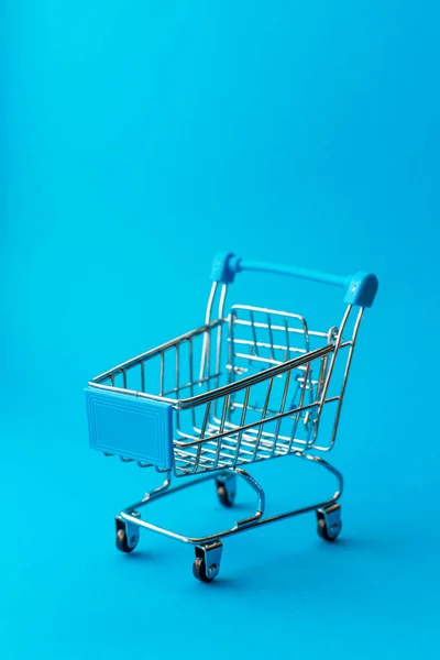 Carrinho Compras Metal Vazio Fundo Azul Conceito Desconto Compras — Fotografia de Stock