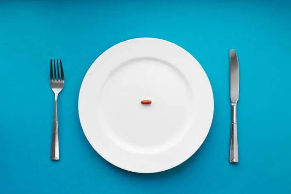 Tabakta Küçük Bir Tablet Tıbbi Konsept Yemek Yerine Hap — Stok fotoğraf