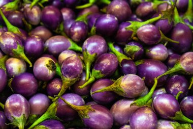 Sebzeli sokak tezgahı. Tahta bir kutuda patlıcan yığını.