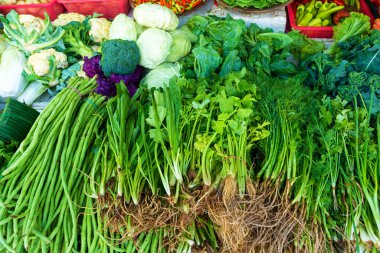 Asya 'da taze sebze ve otlarla dolu bir tezgah. Sokak yemeği.