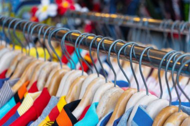 Askıda çok renkli tişörtler. Giysi mağazası.