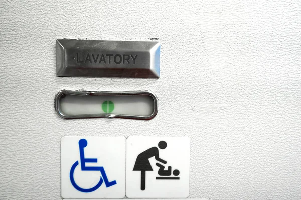 飛行機のトイレには障害者用のトイレが設置されています 変化するテーブルがあります — ストック写真