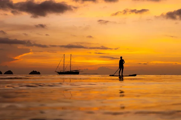 Bunter Sonnenuntergang Einem Tropischen Strand Orangefarbener Sonnenuntergang Auf Dem Meer — Stockfoto