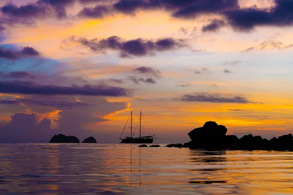 Bunter Sonnenuntergang Einem Tropischen Strand Orangefarbener Sonnenuntergang Auf Dem Meer — Stockfoto