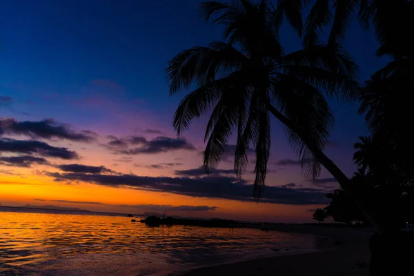Farbenfroher Sonnenuntergang Auf Dem Meer Treffen Bei Sonnenuntergang Strand Tropischer — Stockfoto