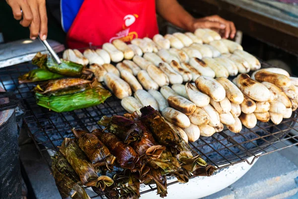 アジアの屋台では揚げバナナなどの軽食を販売している — ストック写真