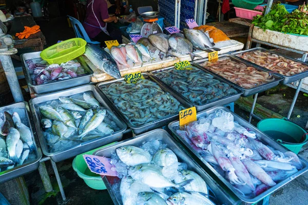 Mariscos Frescos Mostrador Mercado Pescado Junto Océano —  Fotos de Stock