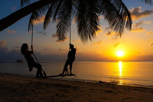 Ein Verliebtes Paar Geht Bei Sonnenuntergang Strand Spazieren Reiten Auf — Stockfoto