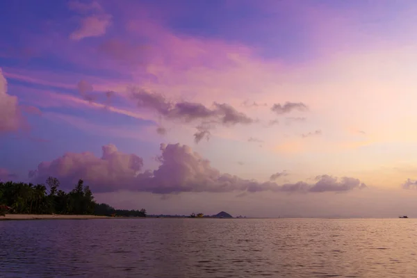 Strahlend Heller Himmel Bei Sonnenuntergang Einem Tropischen Strand Sonnenuntergang Während — Stockfoto