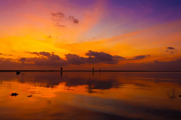 Tropikal Bir Plajda Gün Batımında Yanan Parlak Gökyüzü Göç Sırasında — Stok fotoğraf