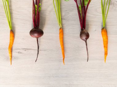 Yıkanmış taze pancar ve havuç. Düzen, üst görünüm.