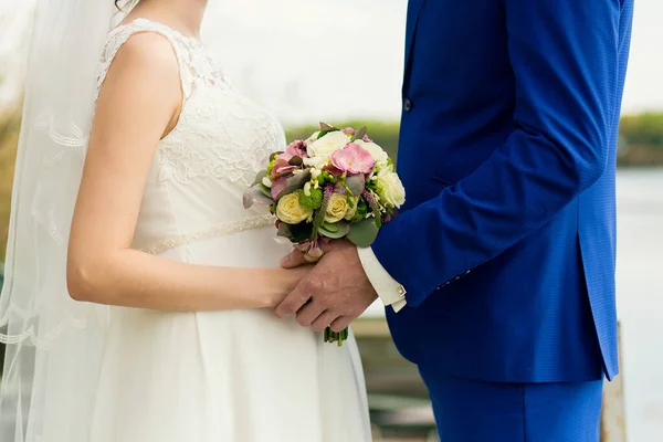 Brudgummen Håller Försiktigt Brudens Händer — Stockfoto