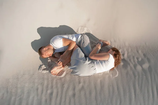 Coppia Romantica Adagiata Sabbia Bianca Nel Deserto — Foto Stock