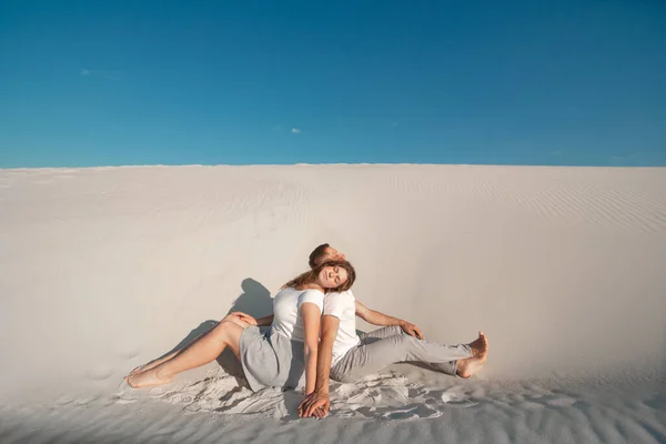 Coppia Romantica Seduta Sabbia Bianca Abbracci Nel Deserto — Foto Stock